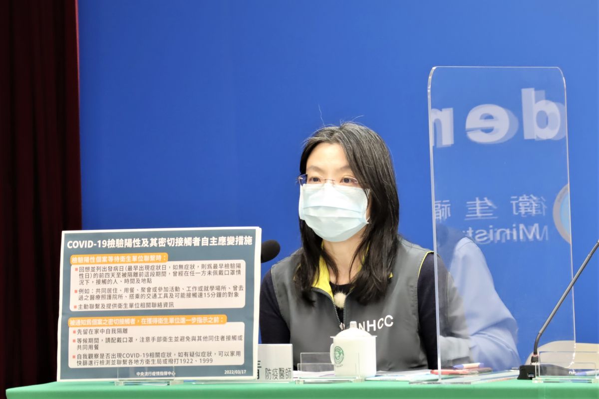 ▲指揮中心防疫醫師陳婉青說明COVID-19檢驗陽性民眾與其密切接觸者自主應變措施。（圖／指揮中心）