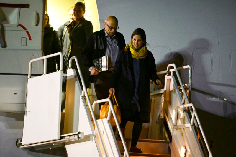 ▲兩名遭伊朗囚禁多年的英籍伊朗人扎哈里雷克里夫與阿蘇利昨天獲釋，今天清晨返抵英國。（圖／美聯社／達志影像）