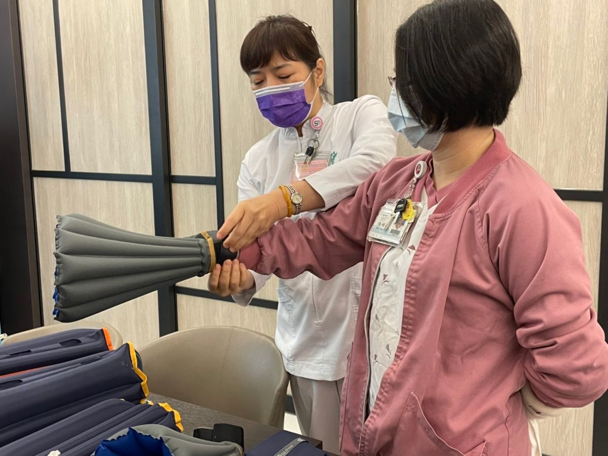 ▲奇美醫學中心護理部7A病房護理長李玉媚示範操作「手/守」護氣圈（圖／記者林怡孜攝，2022,03,17）