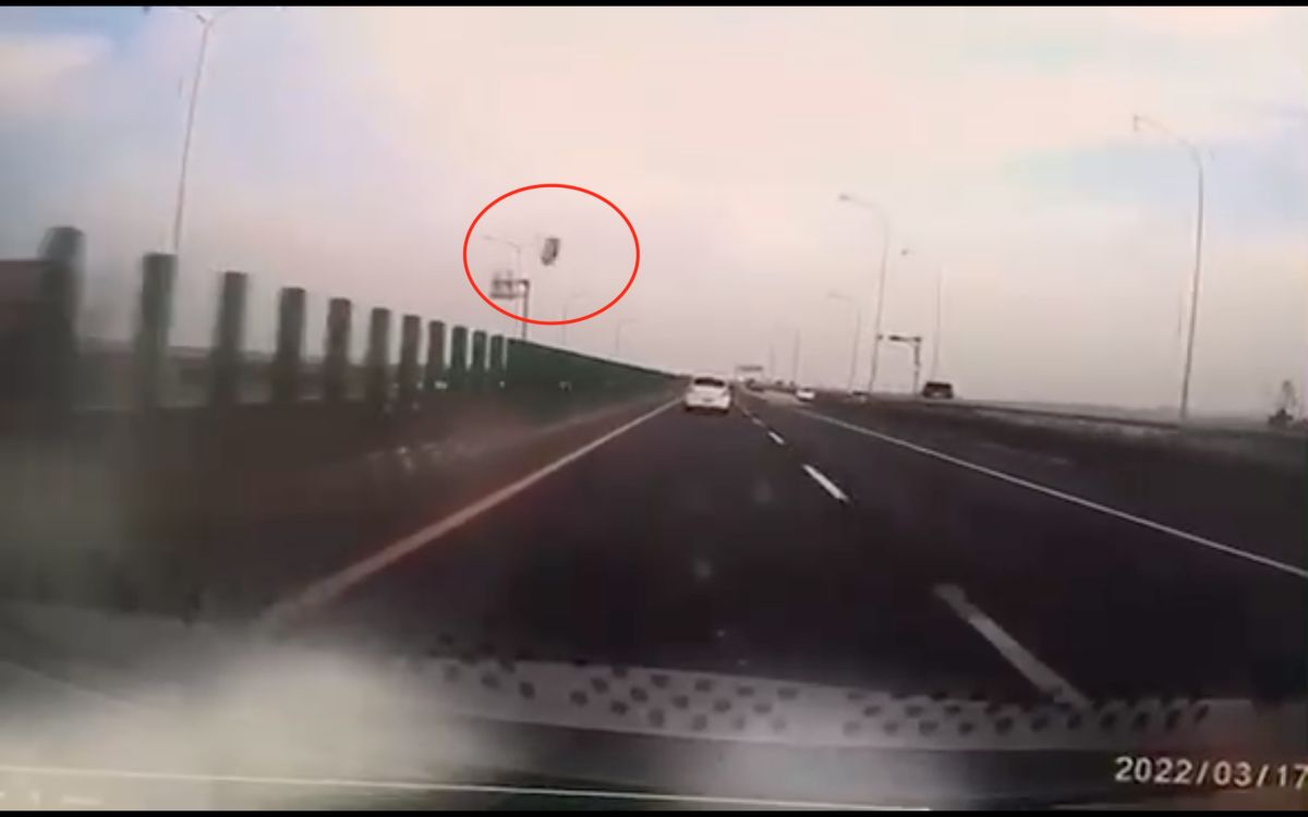 ▲今（17）日清晨6點多，屏東縣萬丹鄉台88快速道路發生一起死亡車禍，一位女教師開車時遭飛來鐵片砸死，事發瞬間的行車紀錄器畫面曝光。（圖／翻攝自記者爆料網）