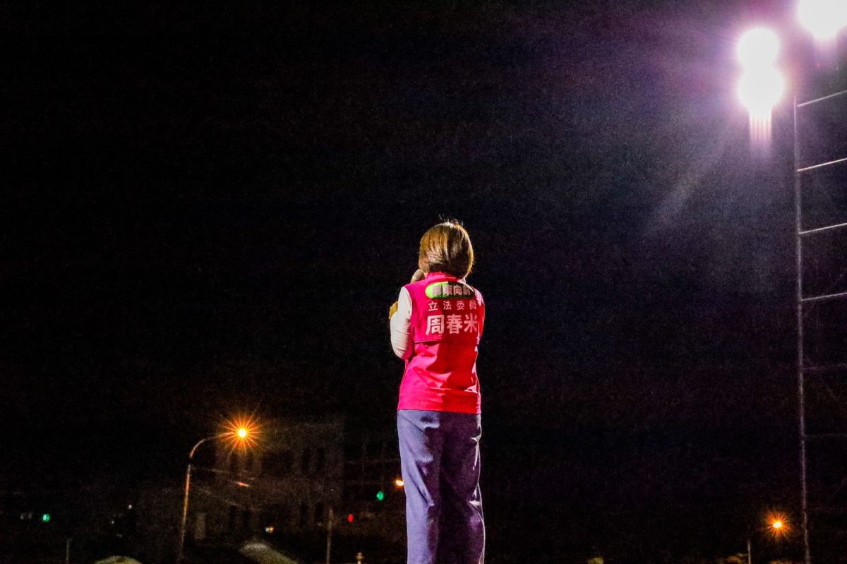 ▲民進黨屏東縣長黨內初選廝殺激烈，參選人之一的立委周春米在臉書PO出藏頭文，感嘆自己一再被謠言中傷。（圖／翻攝自周春米臉書）