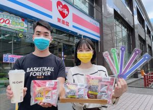 ▲萊爾富推3款「厭世甜點店」聯名麵包，4月5日前買特大杯冰美式免費品嘗指定麵包，加送可愛動物湯匙。（圖／業者提供）