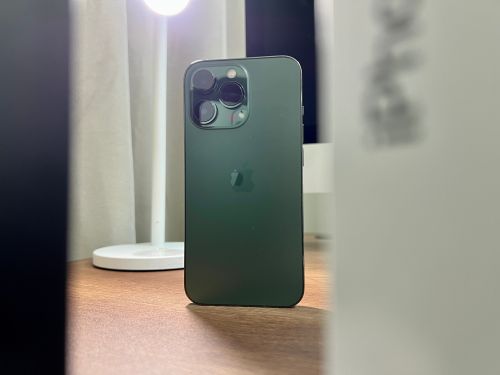 ▲ iPhone 13 Pro 網友大讚效能、續航、耐用度與機身手感之間取得相當好的平衡。（圖/記者周淑萍攝）
