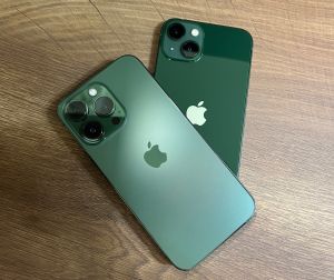 ▲ iPhone 13綠色、iPhone 13 Pro 松嶺青。（圖/記者周淑萍攝）