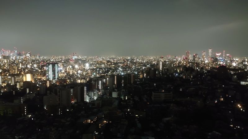 ▲日本網友在推特上貼出東京俯瞰圖，地震後將近一半市區全停電。（圖／翻攝自推特@lrlrxxyy）
