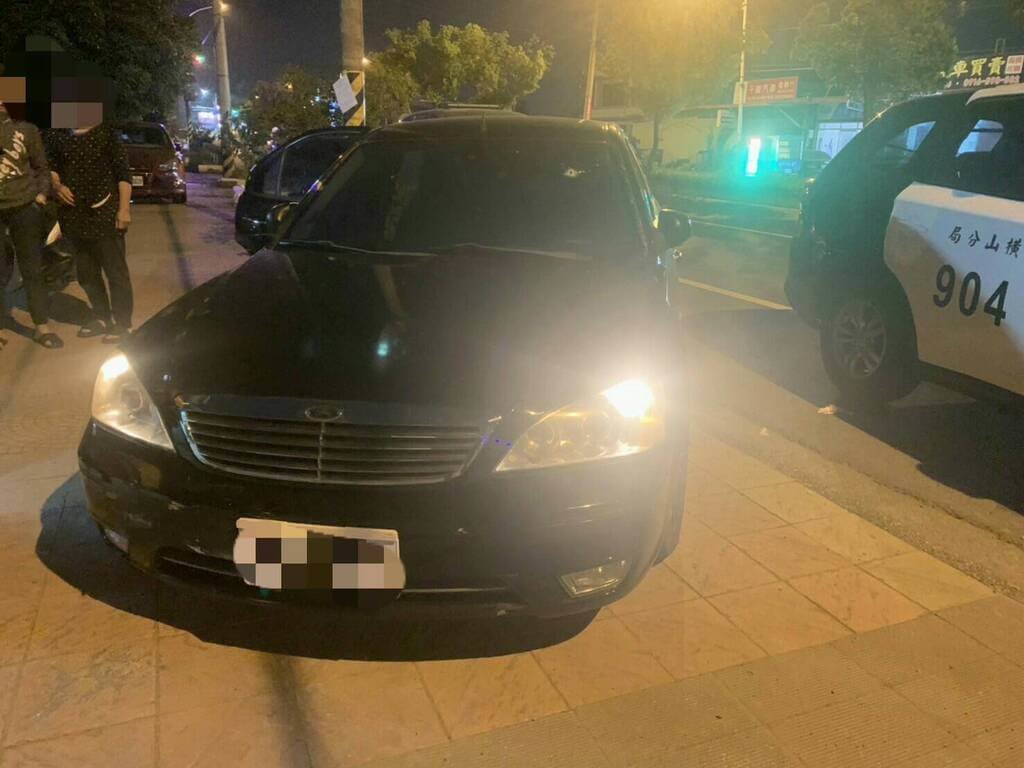 ▲新竹一輛贓車拒檢衝撞女警，警開2槍追人，3嫌竟棄車逃逸。（圖／翻攝畫面）