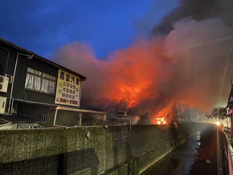 ▲大武崙工業區內一家電池工廠18日清晨火警，烈焰沖天，火勢在3個多小時才撲滅。（圖／翻攝畫面）