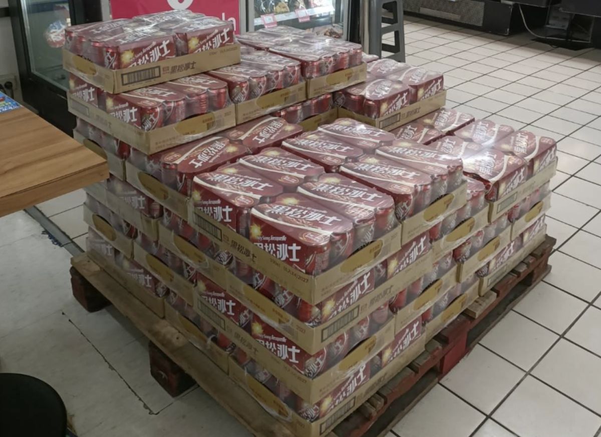 ▲外送員分享自己接到一張整箱汽水的訂單，結果去取貨時發現，賣場直接以棧板來出貨，並且買家都是同一人。（圖/外送員奇聞怪事）