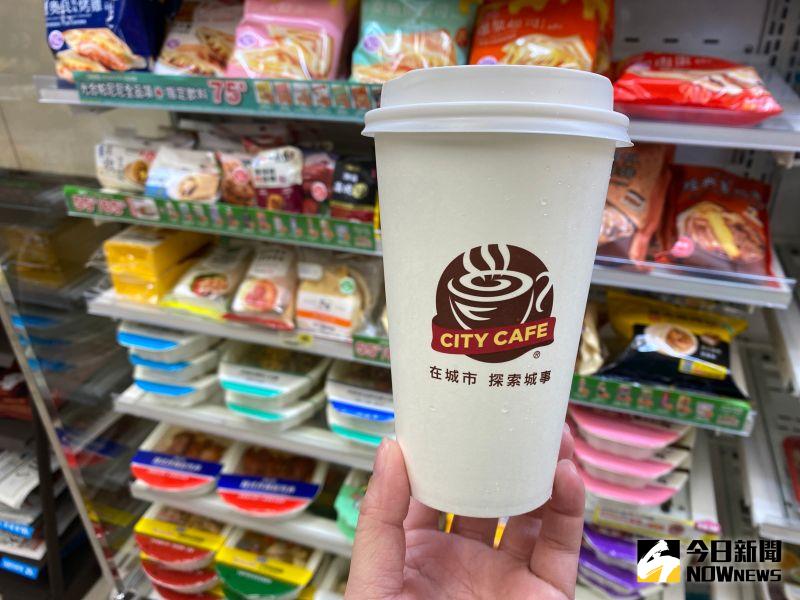 ▲台灣超商密度極高，因此超商咖啡除了快速方便，相對於連鎖咖啡店的價格更加便宜，成為上班族以及學生的最愛。（圖／記者黃韻文攝）