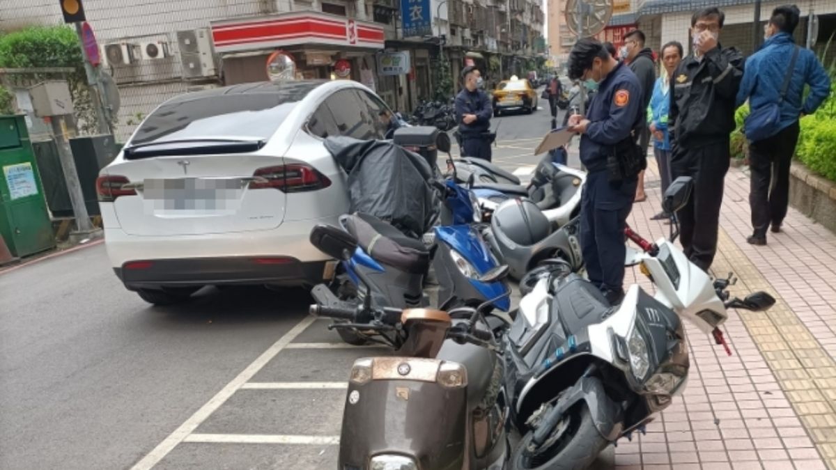 ▲18日一早，有汐止民眾發現，9台機車像保齡球一樣撞翻，讓當地人紛紛看傻。（圖／翻攝汐止集團臉書）