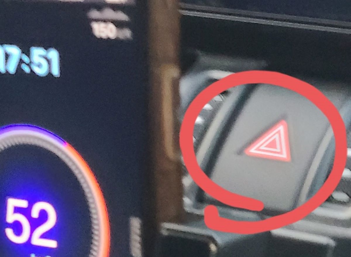 ▲有網友發現車上被安裝神秘三角形按鍵，讓他不解其功能，隨即引起行家解答。（圖／翻攝爆廢公社臉書）