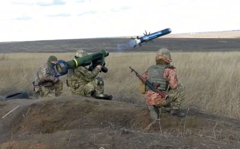 ▲俄烏大戰提振歐洲國家對美制軍火的需求。圖為烏克蘭士兵使用標槍式導彈發射器進行演習。（圖／美聯社／達志影像）