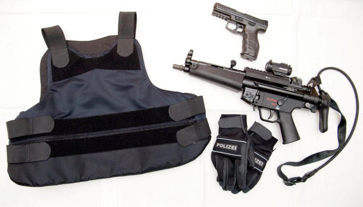 ▲紐約市警局與1個非政府組織表示，由員警們所捐出、準備援助烏克蘭的約400件防彈衣不翼而飛。示意圖。（圖／美聯社／達志影像）