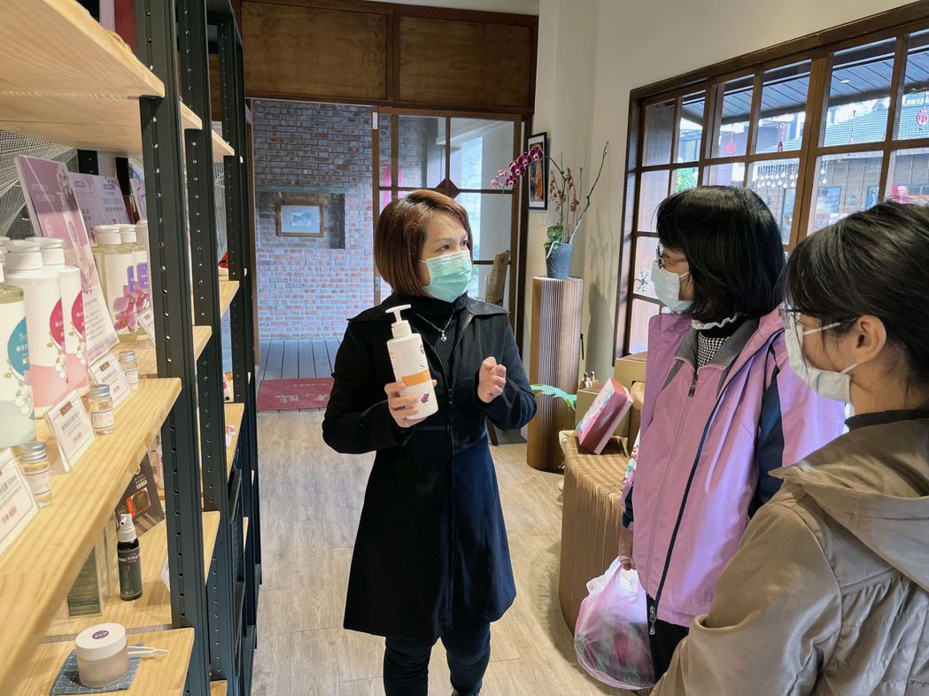 ▲新住民李經雨有美容職訓經驗，向消費者解說產品時表現得很專業，也讓顧客多了一份信賴感。（圖／勞動部雲嘉南分署提供）