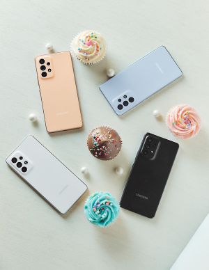 三星 Galaxy A53共推出蜜桃豆豆、水藍豆豆、潮黑豆豆及沁白豆豆共四款顏色選擇。(圖/台灣三星提供) ▲三星Galaxy A53中階機一上市就成為非蘋陣營中最賣單機。(圖/台灣三星提供)
