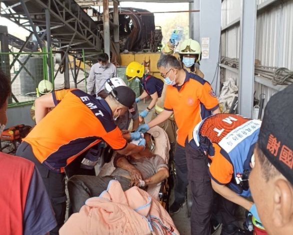 台南垃圾場驚傳工安意外！男工手臂遭輾碎　鮮血狂流送醫
