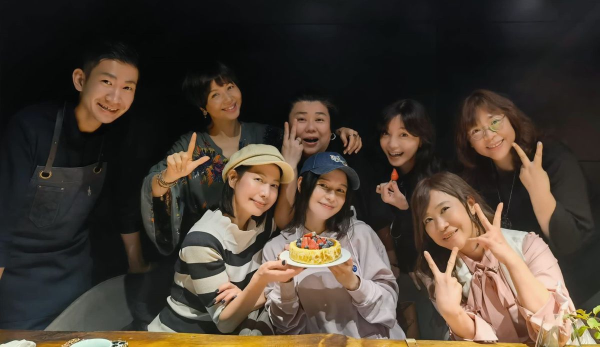 ▲徐若瑄（中）和眾好友聚會，提前慶祝46歲生日。（圖／翻攝丁寧FB）
