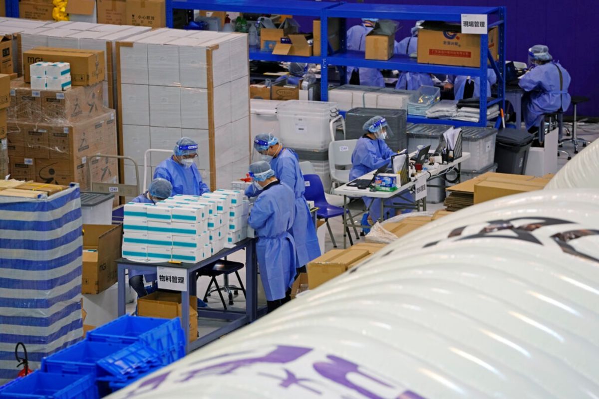 ▲香港今天通報，新增2863例確診病例，另有7例新增死亡。對於何時會實施參照中國健康碼的「紅黃綠碼」，香港衛生官員表示「愈快愈好」。圖為中國大陸的醫療人員協助香港進行病毒檢測等工作。（圖／美聯社／達志影像）