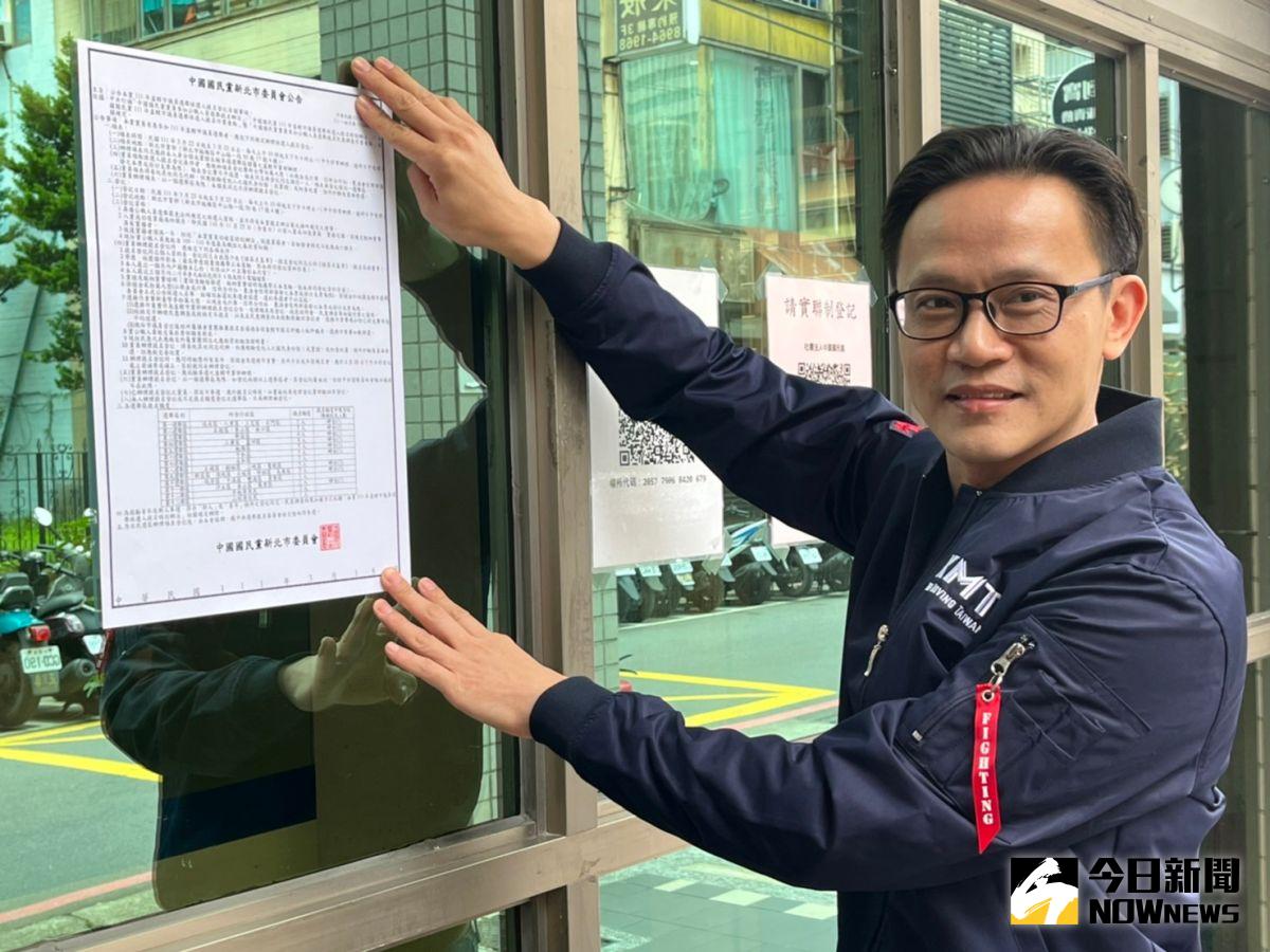 ▲國民黨新北市黨部主委黃志雄今（18）日在市黨部的一樓，張貼國民黨111年直轄市議員選舉候選人的提名登記有關事項。（圖／記者陳志仁攝，2022.03.18）