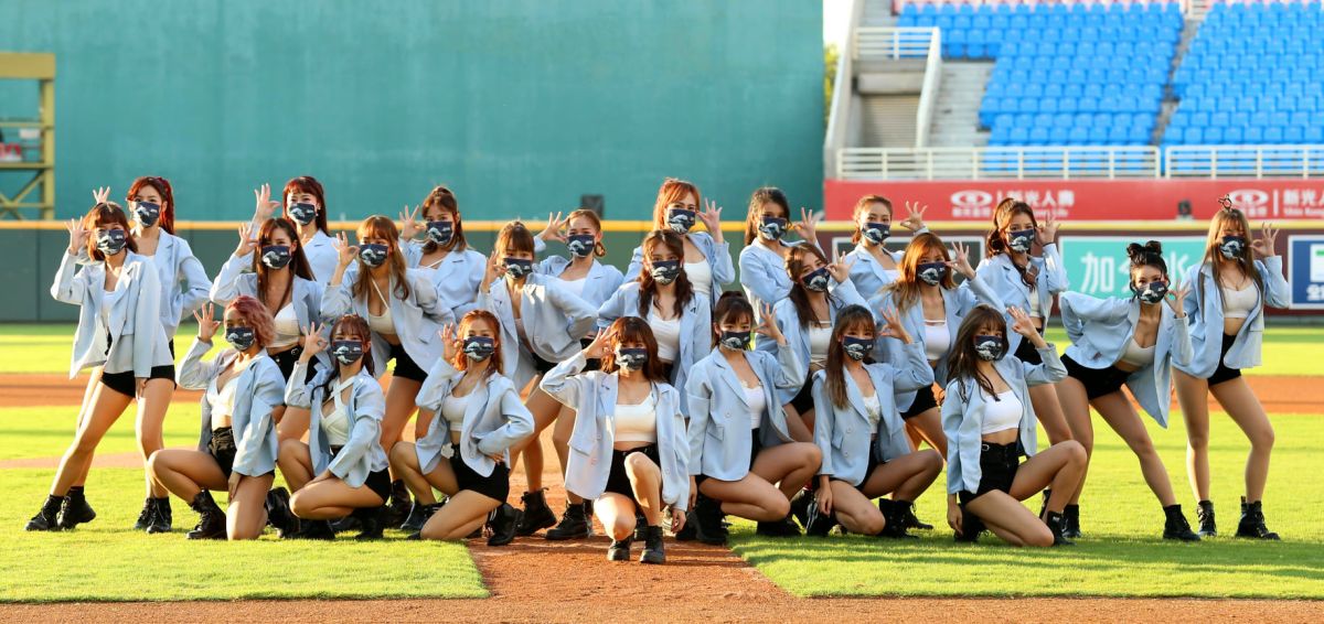 ▲樂天女孩將化身性感OL。（圖／樂天提供）