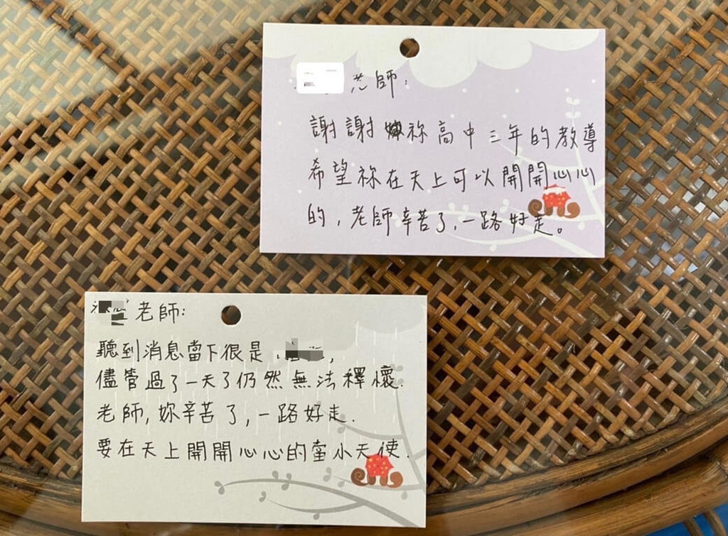 ▲台88快速道路17日有自小客車遭鐵片砸中，李姓女駕駛當場死亡。李女任教學校18日發起「把想念送到您的國度」活動，有學生在紙條上寫下「老師，妳辛苦了，要在天上開開心心的當小天使」追思。（圖／讀者提供 中央社記者洪學廣傳真 111年3月18日）