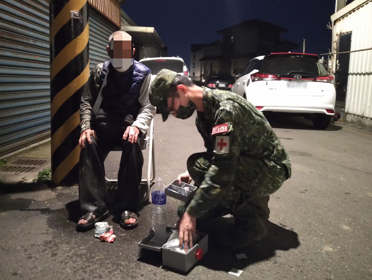 ▲陸軍步兵206旅醫勤士柯力文協助受傷長者救清創包紮。（圖／第三作戰區提供）