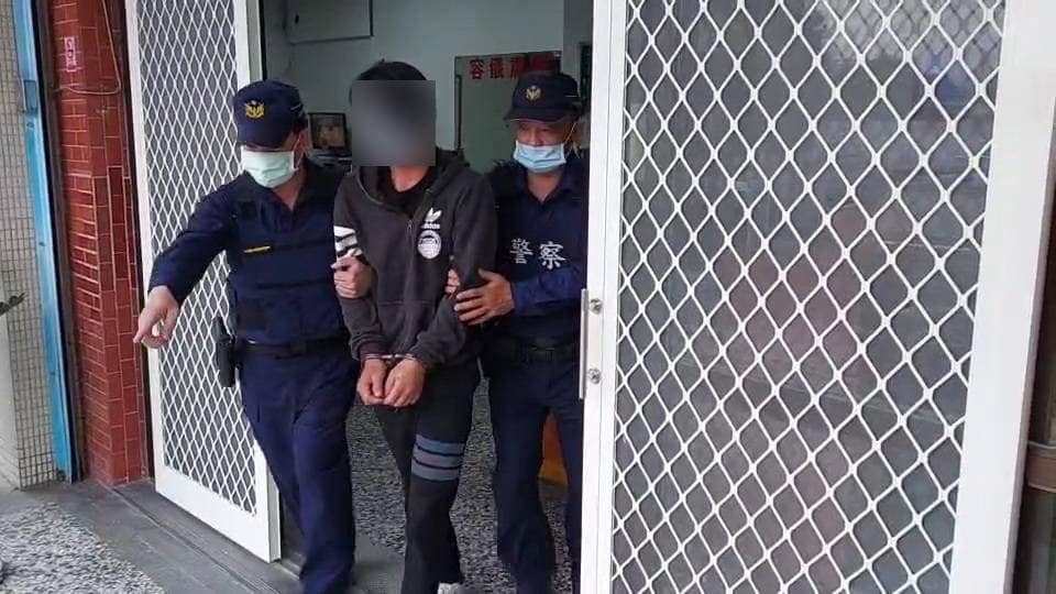 ▲花蓮縣吉安鄉南華村，昨（17）日晚上發生一起持刀砍人案，37歲的陳姓男子與2位友人相約在一處工寮飲酒，酒後三巡爆發口角，竟持菜刀憤而砍人。警方接獲報案後，6小時內將砍人陳男逮捕到案。（圖／翻攝畫面）