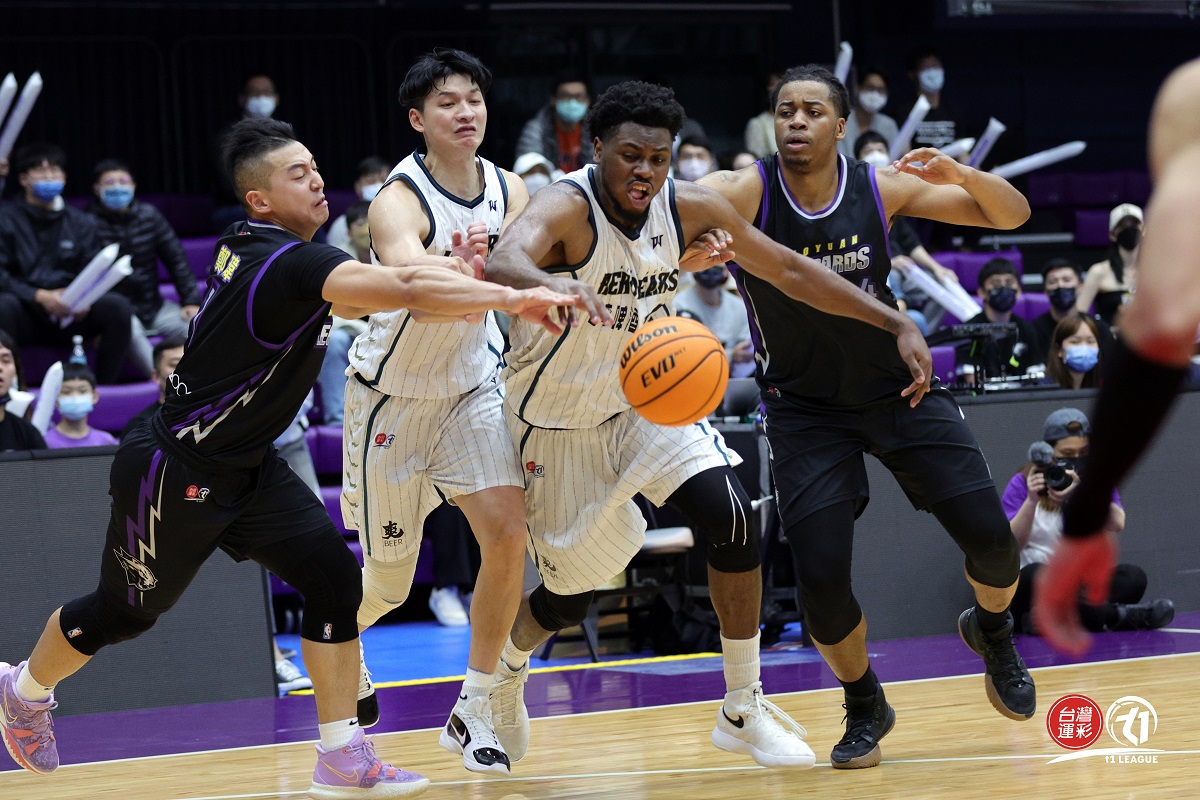 ▲台啤英熊作客出戰桃園雲豹帶錯球衣導致比賽延誤，T1聯盟宣布懲處罰款5萬元。（圖／T1聯盟提供）