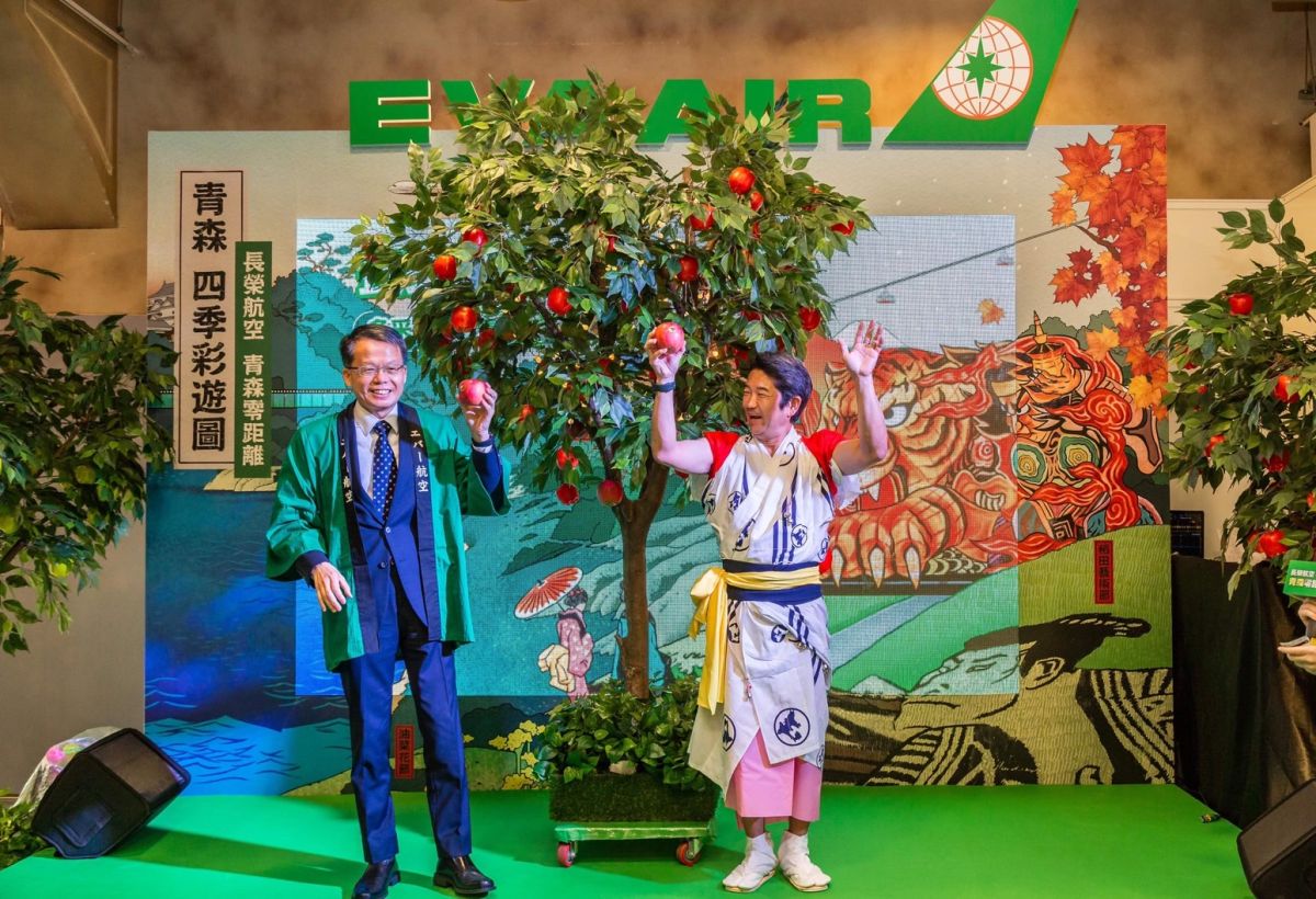 ▲長榮航空孫嘉明總經理(圖右)及青森縣代表向日遊公司向井純社長(圖左)共同體驗手摘蘋果，為此次特展揭開序曲。（圖／長榮提供）