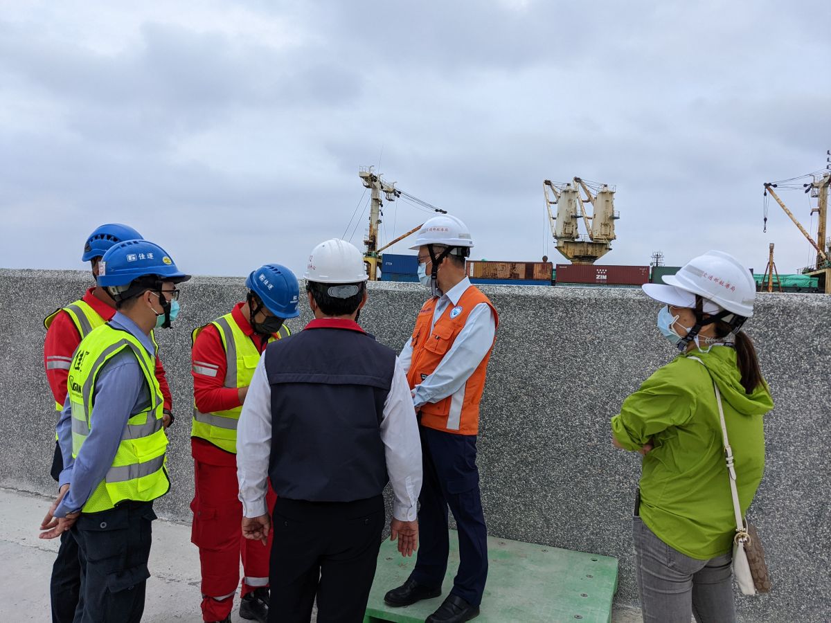 ▲交通部航港局今（18）日由副局長劉志鴻（右二）召開第12次應變會議，完成移除船體所需吊掛機具及海上拖船。（圖／航港局提供）