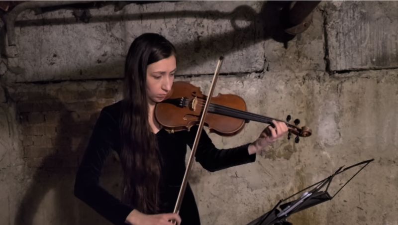 演奏撫慰難民　烏克蘭提琴家：音樂就是我的武器
