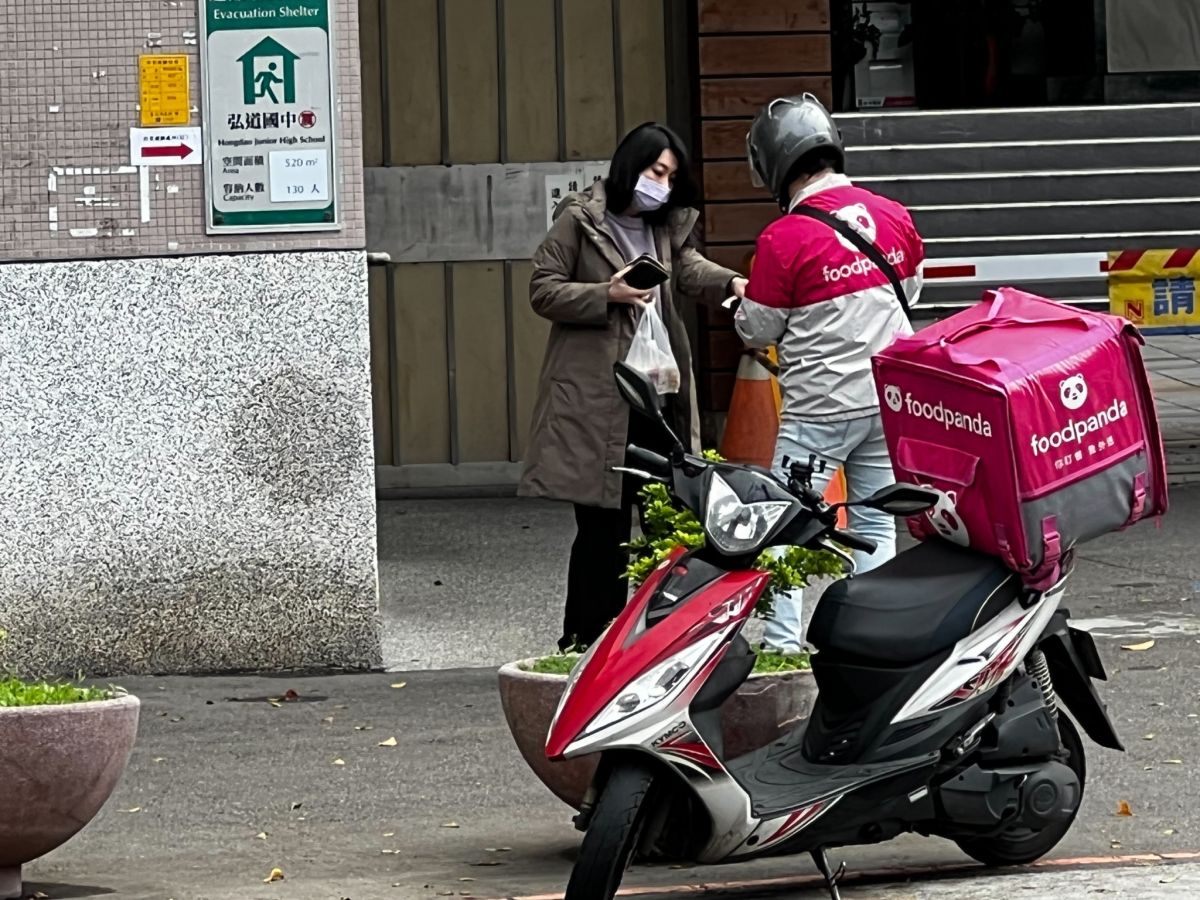 ▲高雄市將規範外送員每日工時上限為12小時、且不得連續上班12天。（示意圖／記者張勵德）