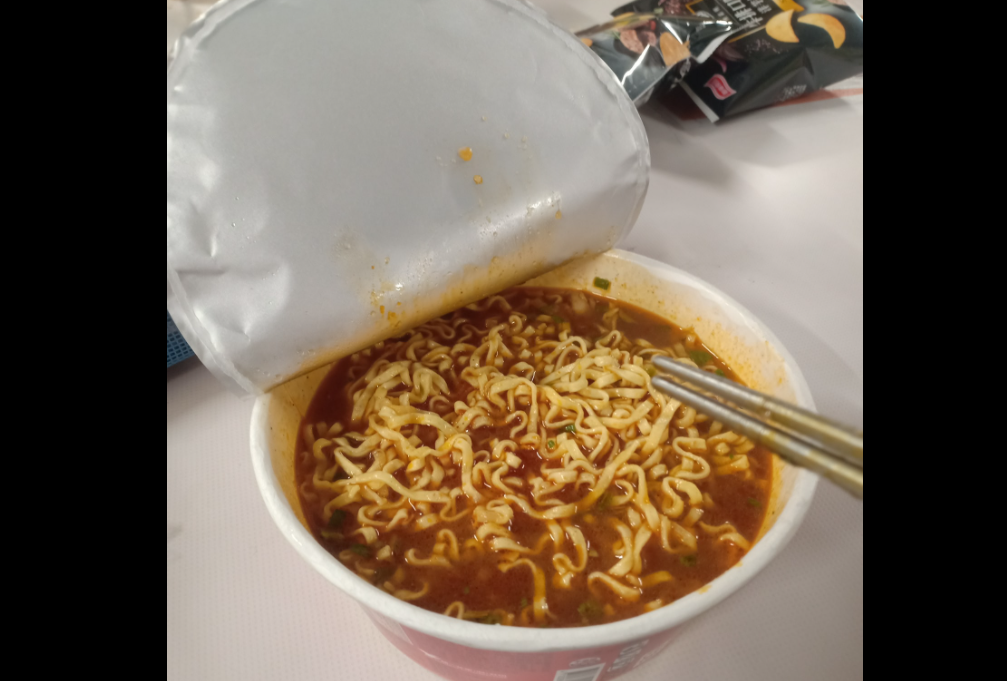 ▲現代人常常忙於工作，當休息時間不多時，省時方便的泡麵也成為唯一救星。（圖／翻攝《爆怨公社》）