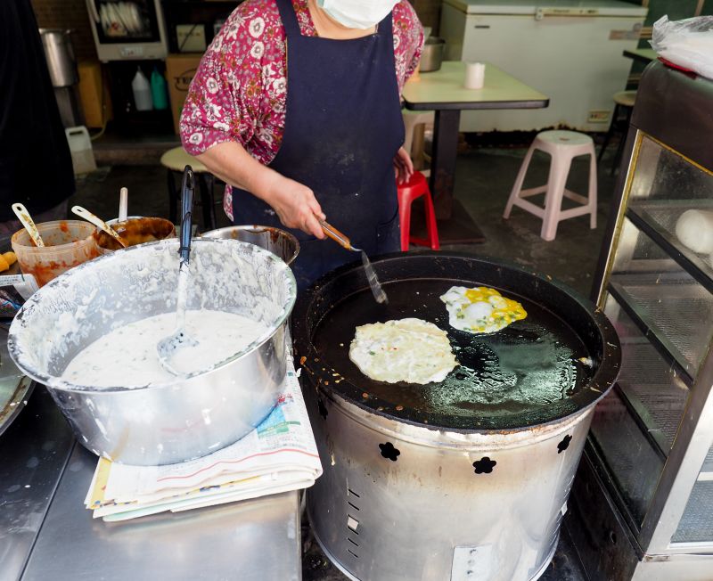 ▲蛋餅是台式早餐的最佳代表，粉漿派或脆皮派都各有擁護者。（圖／風塵萬里旅人手札提供）