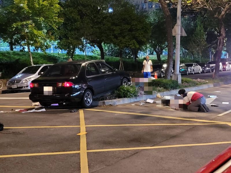 ▲台北市士林區士東路、芝玉路二段路口,今年3/18發生一起嚴重車禍,一輛黑色轎車高速衝撞3位行人,3人直接被撞飛,其中一位婦女當場已無呼吸心跳。(圖/翻攝畫面)