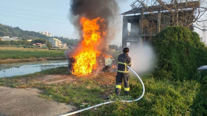 ▲苗栗賓士車撞死7旬老婦！肇逃駕駛疑滅證竟「火燒車」。（圖／翻攝畫面）