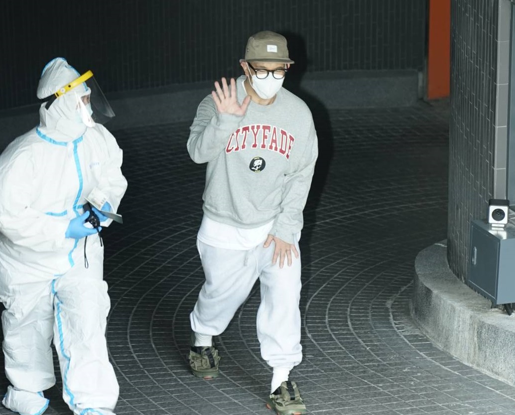 ▲具俊曄等了24年終於重逢大S，前天走出飯店接受採檢。（圖／特派記者林敬原攝）