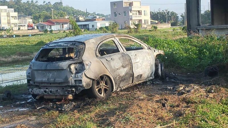 ▲苗栗賓士車撞死7旬老婦！肇逃駕駛疑滅證竟「火燒車」、車牌也被拔除。（圖／翻攝畫面）