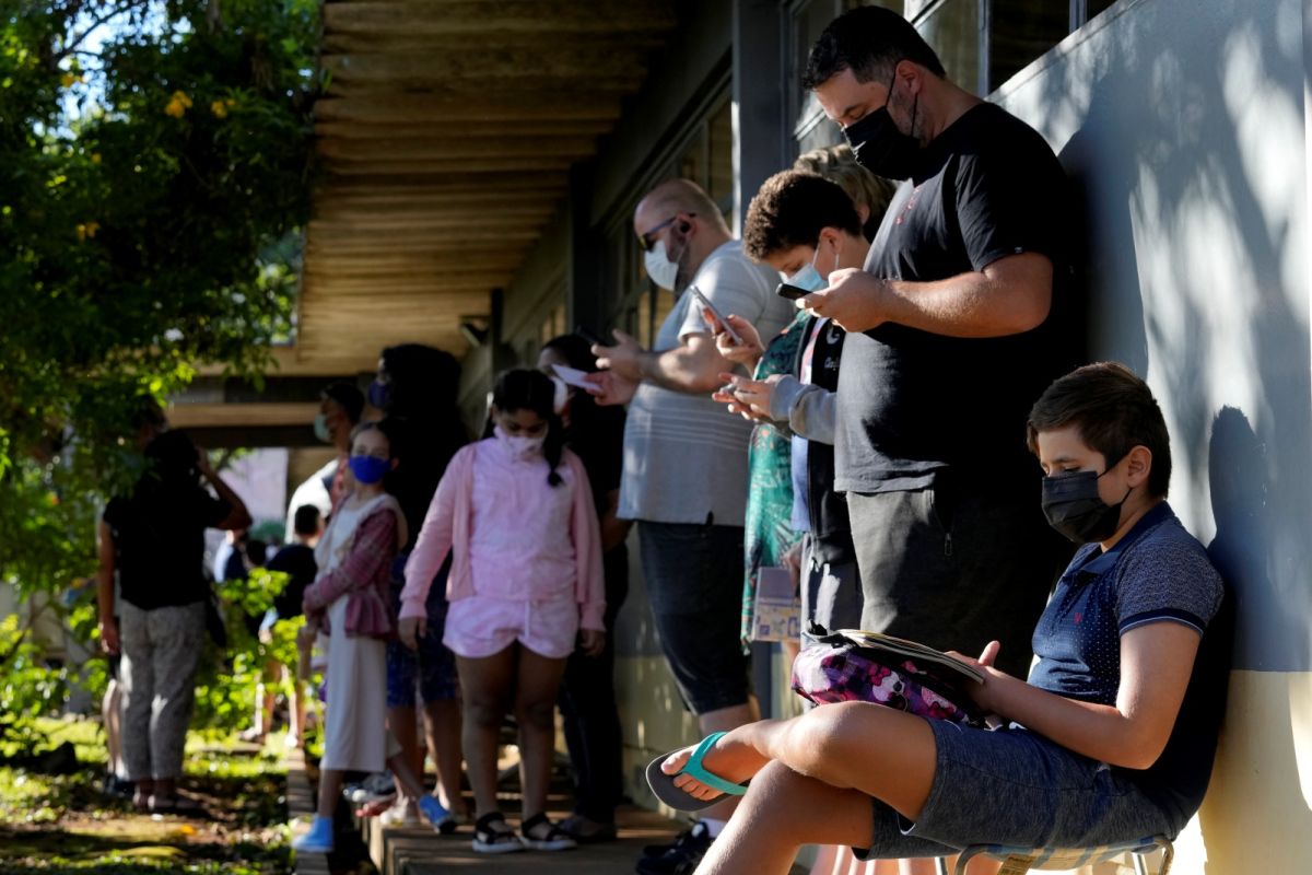 ▲巴西國家衛生監督局（Anvisa）決定，在巴西機場限制區域和飛機內不再強制使用口罩。資料照。（圖／美聯社／達志影像）