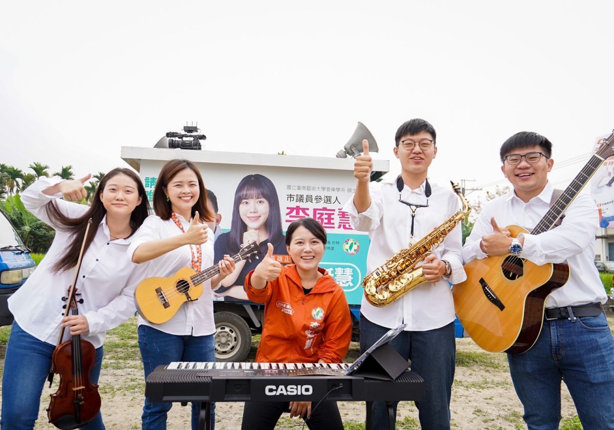 ▲「高雄正能量」大旗美區參選人李庭慧把握假日宣傳掃街，一支8年級生組成的「有力音樂助選團」用音樂相挺。（圖／翻攝畫面）