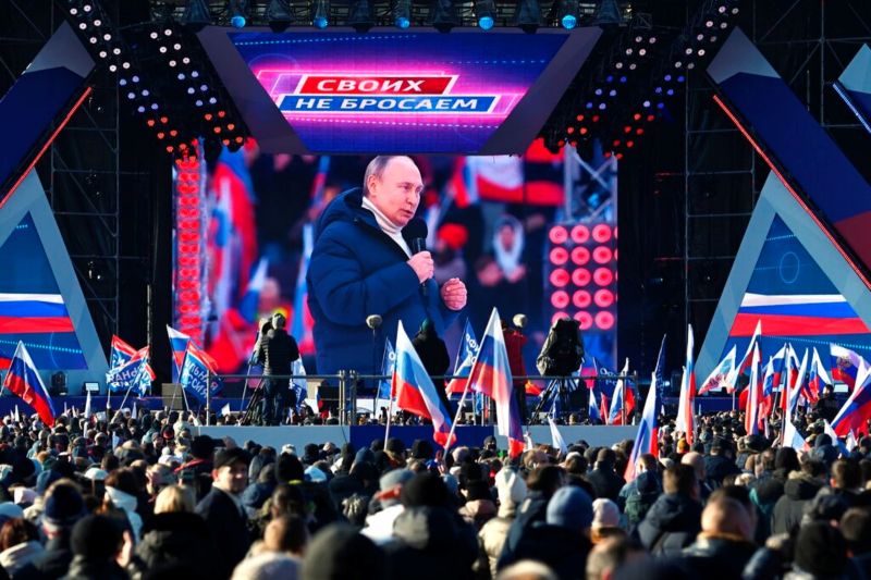 ▲俄羅斯總統蒲亭18日在莫斯科一座體育館發表紀念實質控制克里米亞（Crimea）8週年的演說，但轉播一度中斷，改播愛國歌曲。（圖／美聯社／達志影像）