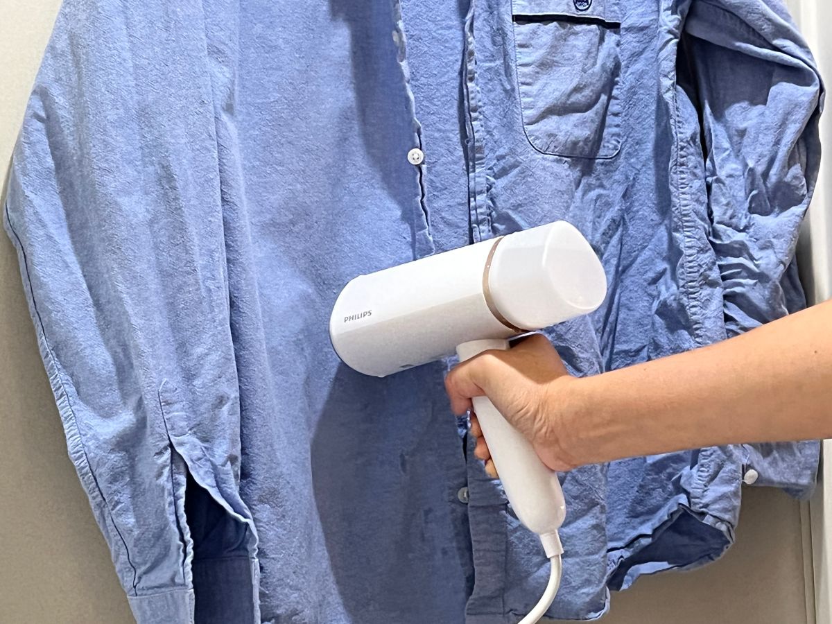 ▲飛利浦元氣筒掛燙機，實際用來熨燙非常皺的「鹹菜乾」襯衫，花了1分鐘燙了半件，效果相較還沒整燙的衣服來看，整平效果明顯。（圖／記者周淑萍攝）