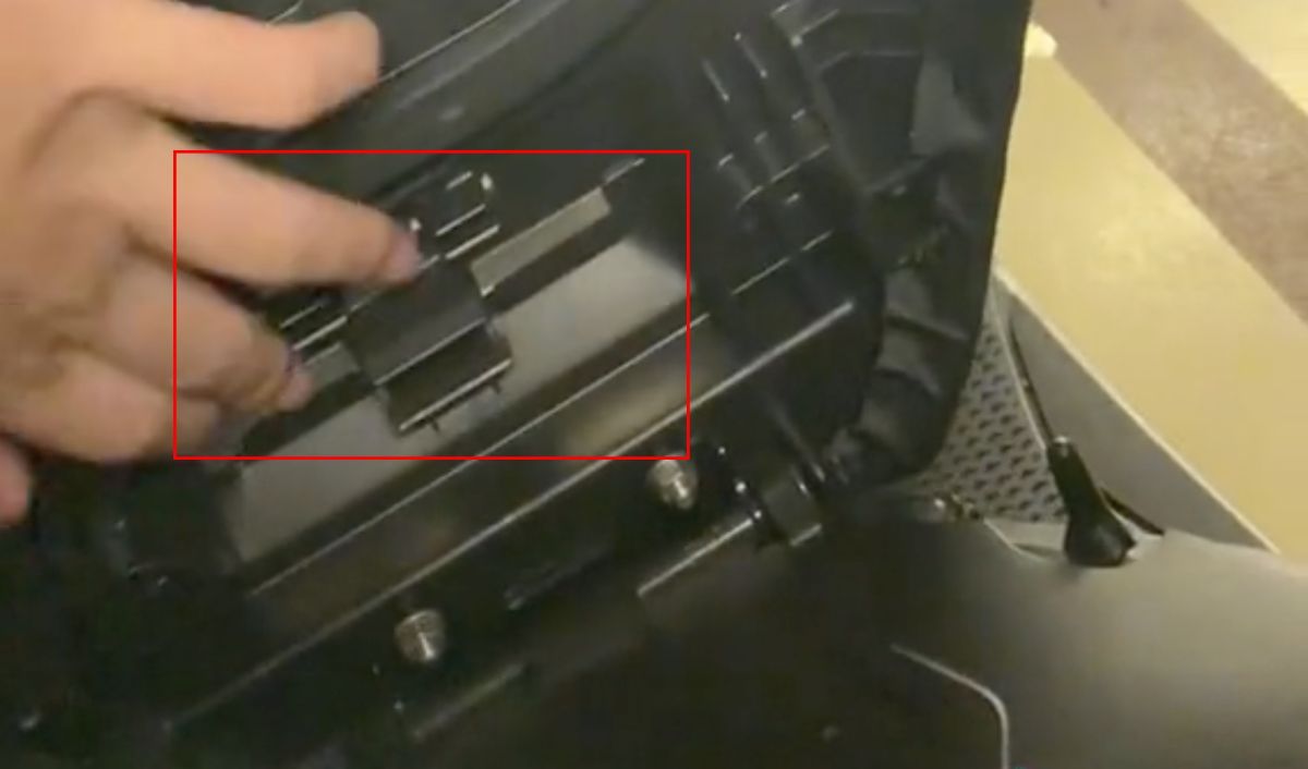 ▲網友發現自己的機車後車廂打開，卻藏有一個驚喜小禮物，讓他非常興奮。（圖/Tik Tok@su_89_12）