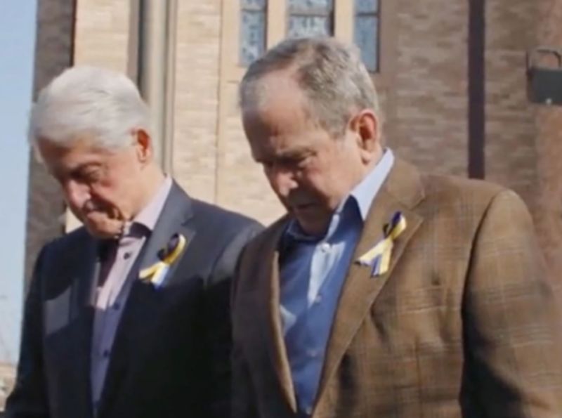 柯林頓與小布希繫黃藍絲帶　訪烏克蘭教堂力挺
