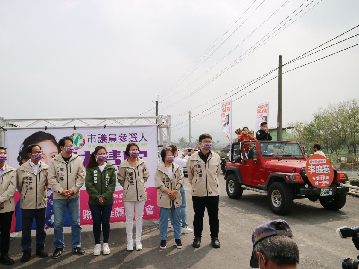▲今（19）日有六位民進黨立委聯袂為市議員參選人林慧欣站台，此時巧遇高雄黨部主委趙天麟陪同李庭慧進行車掃，兩方陣營氣氛尷尬。（圖／邁向過半大聯盟提供）