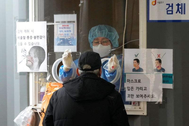 ▲經過激烈辯論與商討後，韓國政府仍宣布，將於下週稍微放寬防疫限制。（圖／美聯社／達志影像）