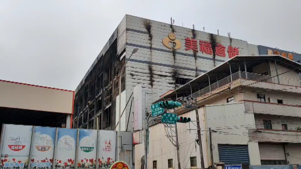 ▲美福倉儲復燃的元兇找到了，由於6樓貨架堆放大批肉品，仍累積一定熱能，可能因風向或其他原因造成復燃。（圖／記者李春台翻攝）