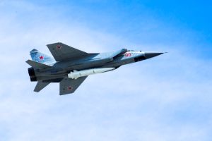 ▲俄軍聲稱首次使用名為「匕首」的高超音速飛彈，摧毀烏軍1個軍事倉庫。圖為攜帶「匕首」的MiG-31戰機。（圖／美聯社／達志影像）