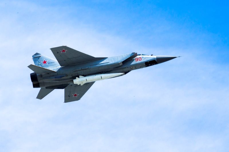 ▲俄軍聲稱首次使用名為「匕首」的極音速飛彈，摧毀烏軍1個軍事倉庫。圖為攜帶「匕首」的MiG-31戰機。（圖／美聯社／達志影像）
