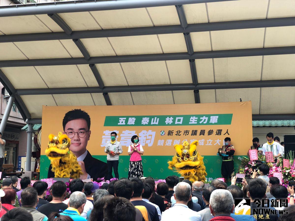 ▲昔日幕僚黃韋鈞競選總部成立，民進黨立委蘇巧慧大力相挺。（圖／記者黃宣尹攝，2022.03.19）